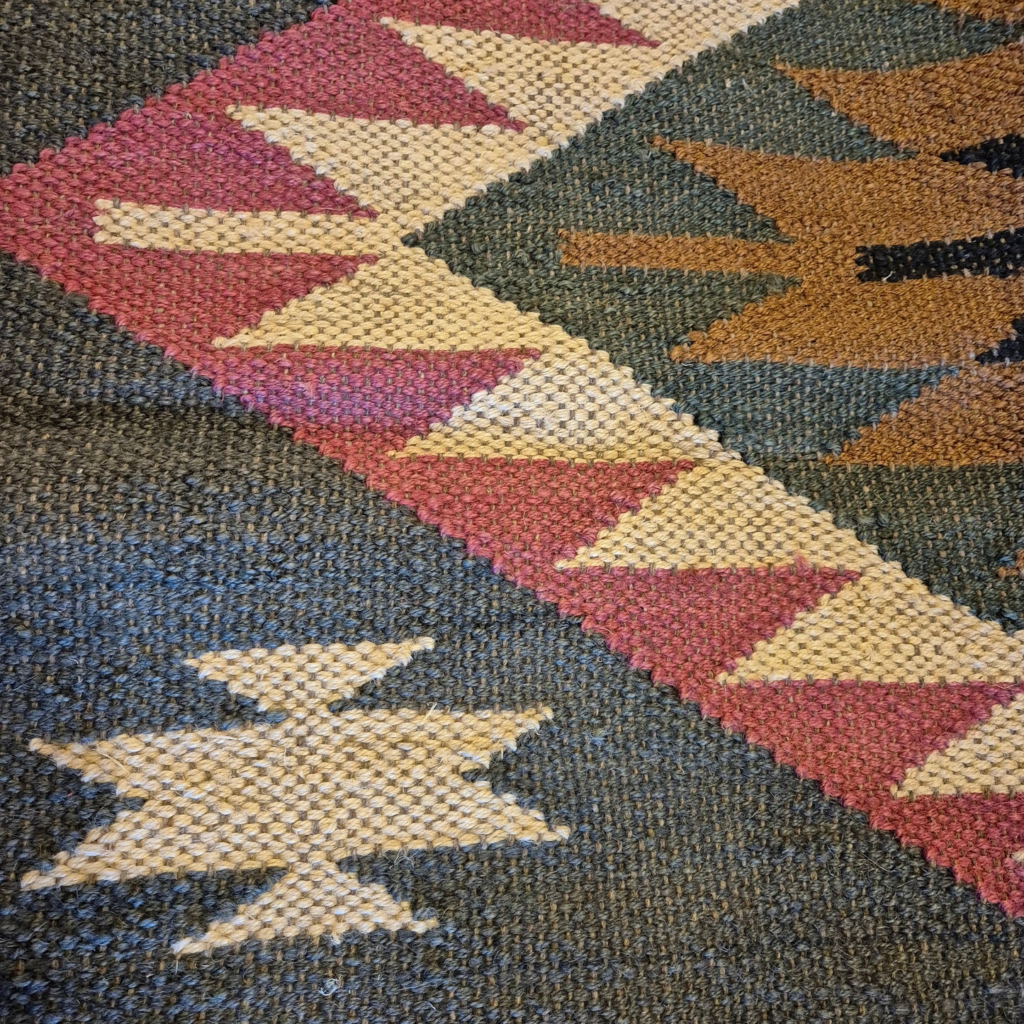 Handcrafted with jute for a rich and textured look, this 6x4ft rug boasts a beautiful earthy color palette that will bring warmth to any room.
