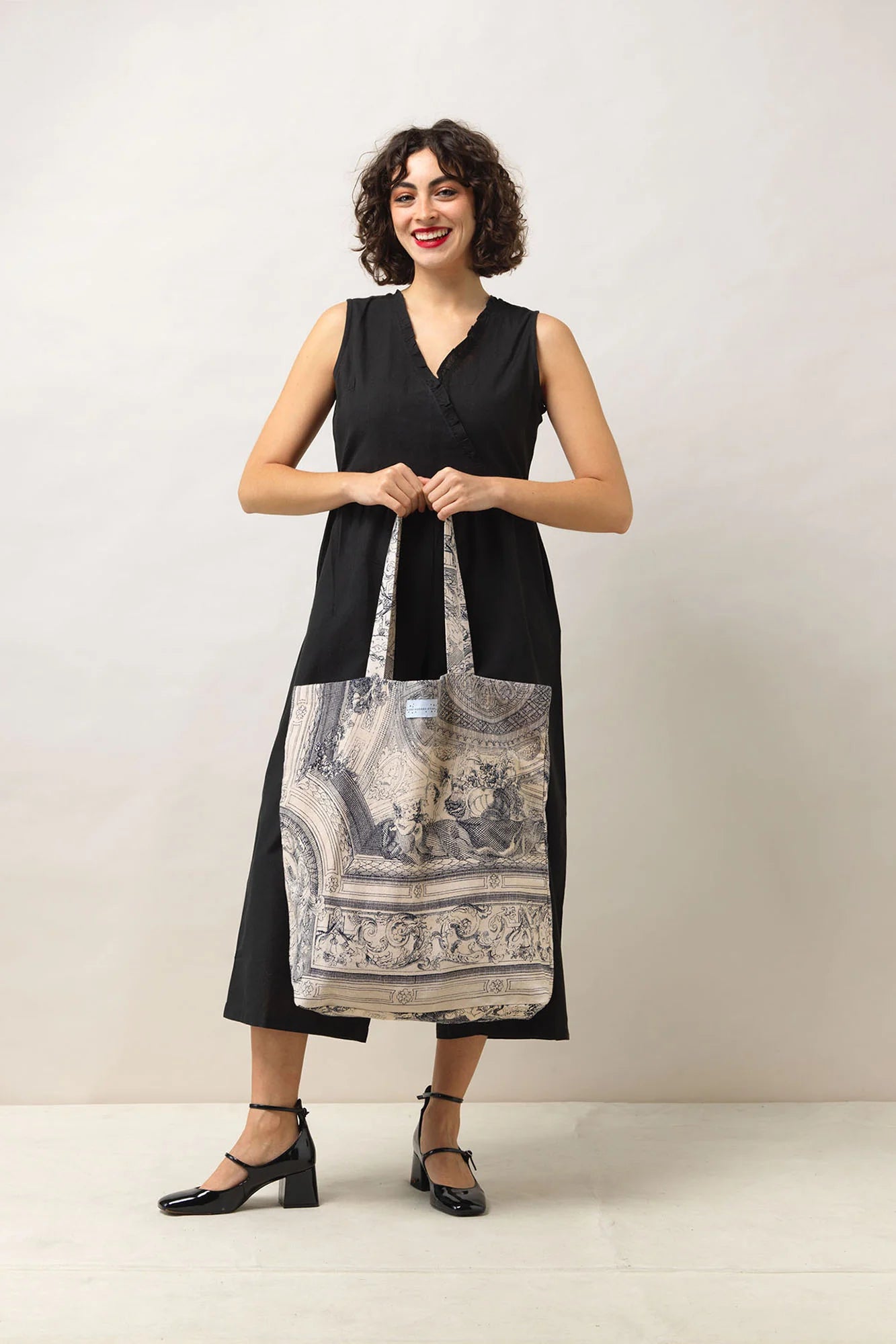 This 100% sustainable cotton bag, is just as versatile as it is beautiful. Whether it becomes your go to reusable shopping bag, a classic tote for keeping your books in or a chic beach bag, this print is sure to turn heads!