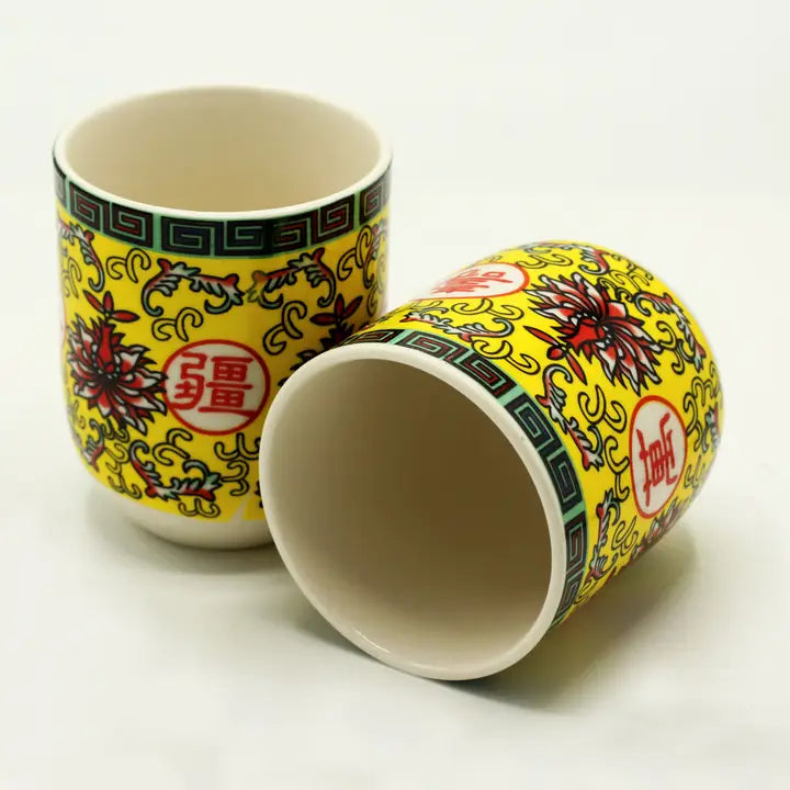 Small handleless tea cups with a blue background and daisy design.

Ceramic

Weight: 90.7g