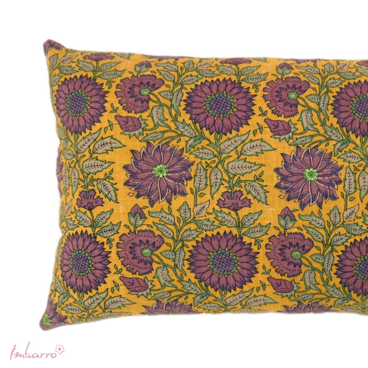 These cheerful flowers in bright yellow and lilac brighten any day. Romance in a retro design through block print. A nice detail on this cushion are the embroidered green hearts of the flowers. The colour combination is a real eye-catcher.