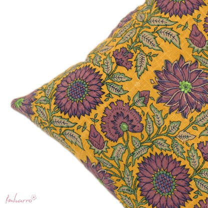 These cheerful flowers in bright yellow and lilac brighten any day. Romance in a retro design through block print. A nice detail on this cushion are the embroidered green hearts of the flowers. The colour combination is a real eye-catcher.&nbsp;