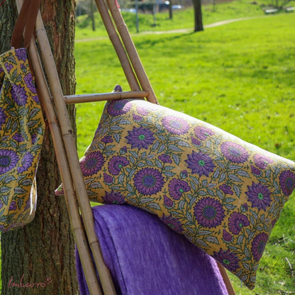 These cheerful flowers in bright yellow and lilac brighten any day. Romance in a retro design through block print. A nice detail on this cushion are the embroidered green hearts of the flowers. The colour combination is a real eye-catcher.&nbsp;