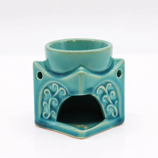 This oil burner is finished with a beautiful glossy turquise glaze. Ideal for burning essential oils. Measures 7cm x 7cm x 8.5 h